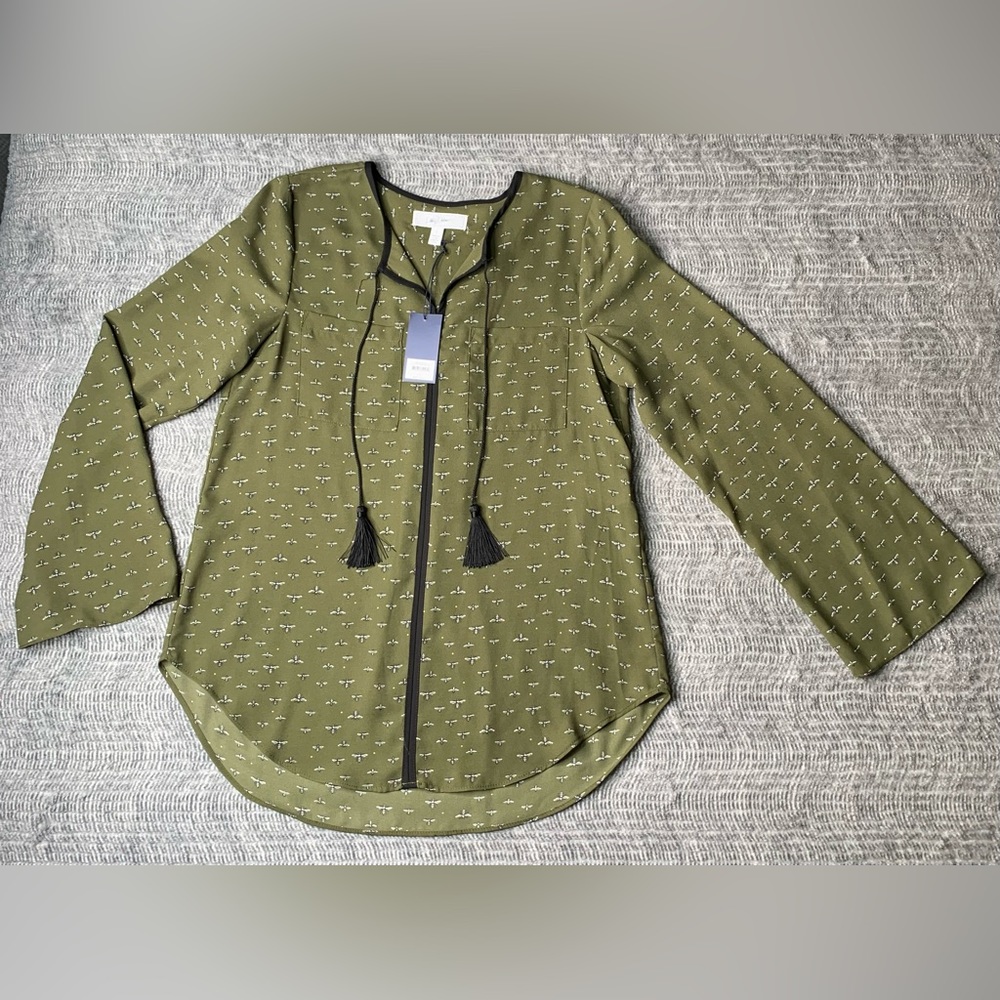 3/$30 Libby Edelman NWT Green Bumblebee Split Neck Tassel Popover Blouse SMALL